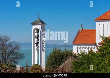 Nagybolgogasszony Kirche in Fonyod Ungarn mit Balaton Hintergrund Stockfoto