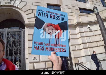London, Großbritannien. 15.. März 2022. Ein Protestler hält ein Plakat mit der Aufschrift „Verbot des gesamten internationalen Handels mit Russland“. Demonstranten versammelten sich vor dem Unilever-Hauptquartier am Victoria Embankment und forderten, dass das Unternehmen seine Geschäfte in Russland einstellt, während der Krieg in der Ukraine andauert. Kredit: Vuk Valcic/Alamy Live Nachrichten Stockfoto