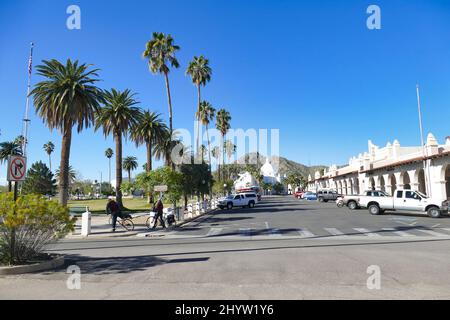 Der palmengesäumte Ajo Plaza in Ajo, einer Kupferminenstadt in der Sonoranischen Wüste von Pima County, Arizona, USA, wurde im Stil der spanischen Kolonialzeit erbaut. Stockfoto