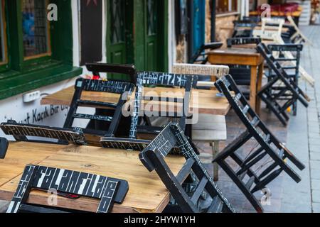 Seite; Türkei – Februar 20 2022: Hölzerne Kaffeesessel auf dem Tisch. Innen Straßencafé Stockfoto