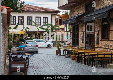 Side; Türkei – Februar 20 2022: Stimmungsvolle Sommerfotografie. Holzcafé-Stühle, Tisch. Straßencafé im Freien Stockfoto