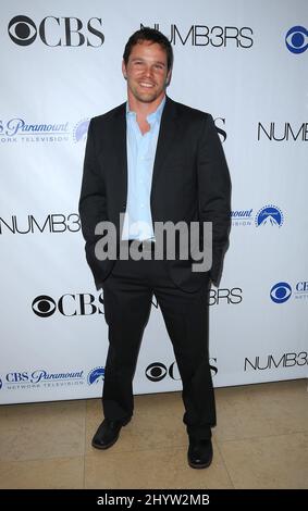 Dylan Bruno kommt bei der Episode von 'Numb3rs' Party 100. an, die im Sunset Tower, Hollywood, USA, abgehalten wird Stockfoto