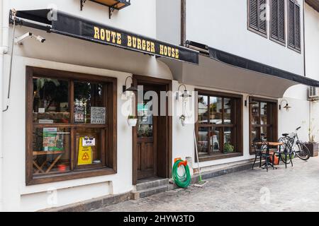 Side, Türkei – Februar 20 2022: Stimmungsvolles Sommercafé. Straßencafé im Freien Stockfoto