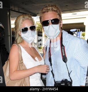 Heidi Montag und Spencer Pratt kommen am Flughafen von Los Angeles mit Schutzmasken an. Stockfoto