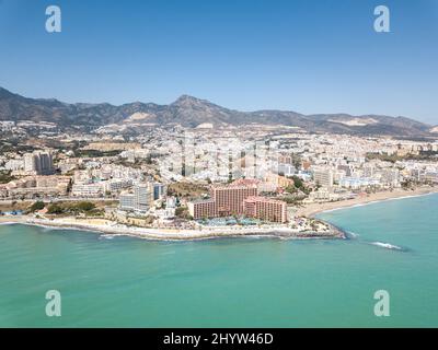 Luftperspektive der schönen andalusischen Stadt Benalmadena. Das Hotel liegt im Süden von Spanien ist ein berühmtes Touristenziel an der Costa del Sol. Emerald wa Stockfoto