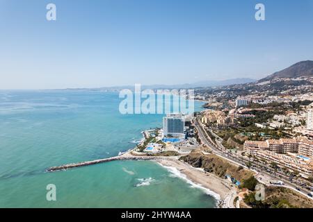 Luftperspektive der schönen andalusischen Stadt Benalmadena. Das Hotel liegt im Süden von Spanien ist ein berühmtes Touristenziel an der Costa del Sol. Emerald wa Stockfoto