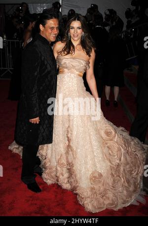 Elizabeth Hurley und Arun Mayar beim Model As Muse, Embounding Fashion, Costume Institute Gala, The Metropolitan Museum, New York, USA Stockfoto