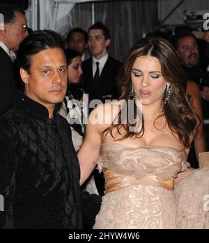 Elizabeth Hurley und Arun Mayar beim Model As Muse, Embounding Fashion, Costume Institute Gala, The Metropolitan Museum, New York, USA Stockfoto