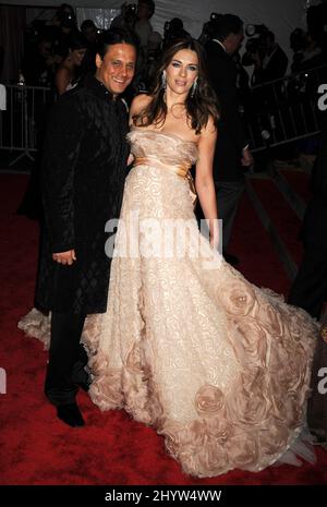 Elizabeth Hurley und Arun Mayar beim Model As Muse, Embounding Fashion, Costume Institute Gala, The Metropolitan Museum, New York, USA Stockfoto