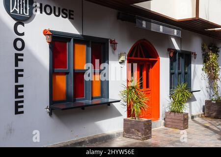 Side, Türkei – Februar 20 2022: Stimmungsvolles Sommercafé. Straßencafé im Freien Stockfoto