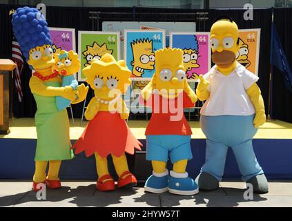 Figuren gekleidet wie die Simpsons, von links, Marge, die Maggie, Lisa, Bart und Homer posieren bei der „The Simpsons“ Stamp Dedication Ceremony im Fox Studio, Los Angeles Stockfoto