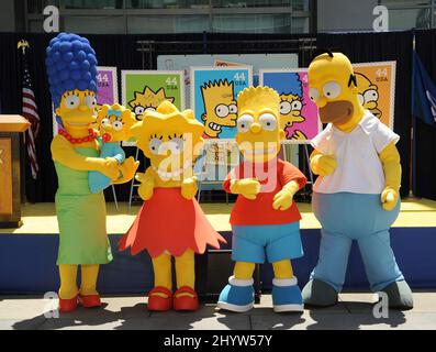 Figuren gekleidet wie die Simpsons, von links, Marge, die Maggie, Lisa, Bart und Homer posieren bei der „The Simpsons“ Stamp Dedication Ceremony im Fox Studio, Los Angeles Stockfoto