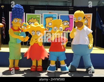 Figuren gekleidet wie die Simpsons, von links, Marge, die Maggie, Lisa, Bart und Homer posieren bei der „The Simpsons“ Stamp Dedication Ceremony im Fox Studio, Los Angeles Stockfoto