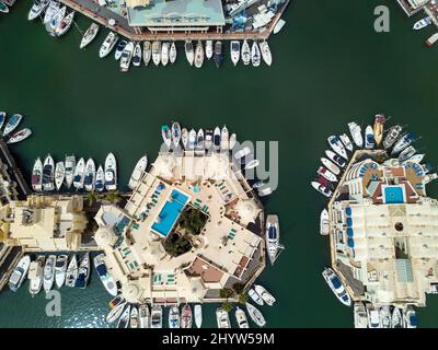 Luftaufnahme von Puerto Mariana, von Benalmadena, beliebte Touristenattraktion in Südspanien, Malaga Stockfoto