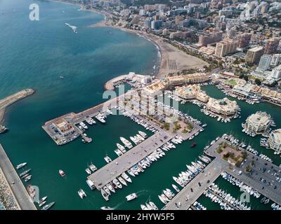 Luftaufnahme von Puerto Mariana, von Benalmadena, beliebte Touristenattraktion in Südspanien, Malaga Stockfoto