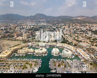 Luftaufnahme von Puerto Mariana, von Benalmadena, beliebte Touristenattraktion in Südspanien, Malaga Stockfoto