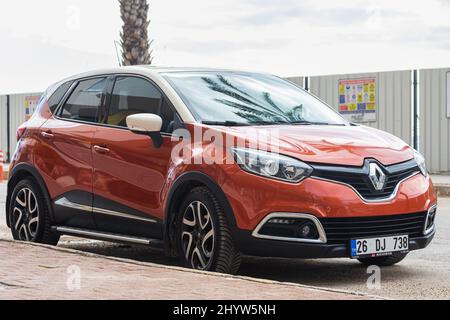 Side, Türkei – 20 2022. Februar: Orange Renault Kapture wird an einem warmen Tag auf der Straße geparkt Stockfoto