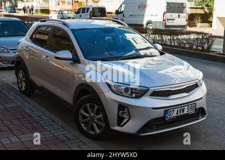 Side, Türkei – 20 2022. Februar: Silver Kia Stonic steht an einem warmen Tag auf der Straße Stockfoto