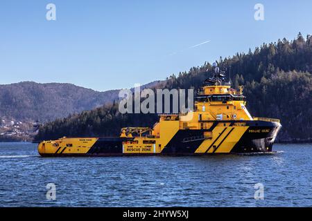 Offshore-Versorgung der Eisklasse AHTS Magne Viking in Byfjorden, vor dem Hafen von Bergen, Norwegen. Stockfoto