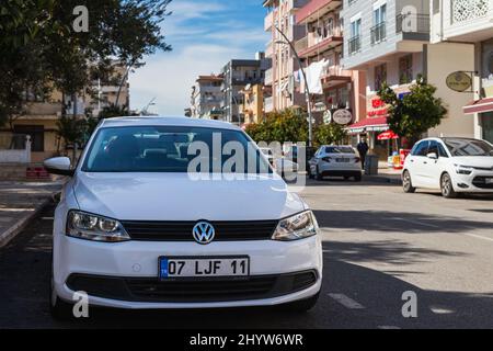 Side, Türkei – 20 2022. Februar: Der weiße Volkswagen Polo steht an einem warmen Tag auf der Straße Stockfoto