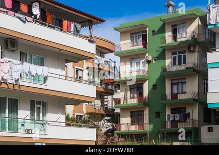 Side, Türkei – 20 2022. Februar: Ein Wohnhaus in einer türkischen Stadt trocknet die Wäsche an einem Seil Stockfoto