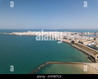 Drone Panoramablick auf Cadz City. Blick auf den südlichen Teil der Stadt. Im Hintergrund der Handelshafen. Costa de Luz - Spanien Stockfoto