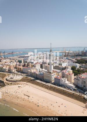 Drone Panoramablick auf Cadz City. Blick auf den südlichen Teil der Stadt. Im Hintergrund der Handelshafen. Costa de Luz - Spanien Stockfoto