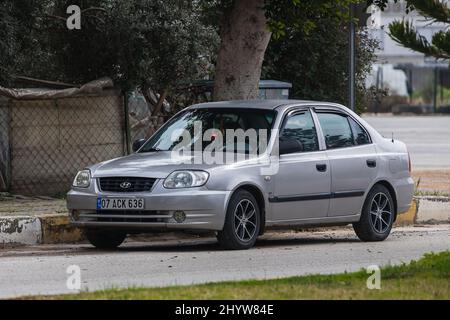 Side, Türkei – 20 2022. Februar: Silver Hyundai Accent parkt an einem Sommertag auf der Straße Stockfoto