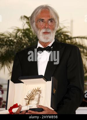 Der österreichische Regisseur Michael Haneke posiert mit dem Palme d'Or-Preis, den er für den Film "The White Ribbon" erhielt, bei einem Photo-Call im Anschluss an die Preisverleihung während des Internationalen Filmfestivals 62. in Cannes. Stockfoto