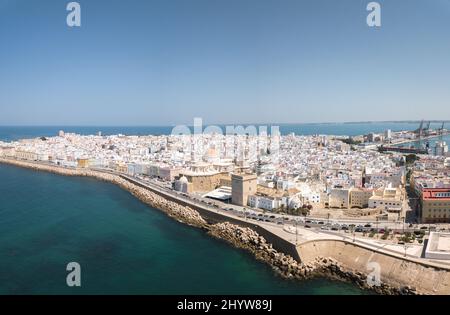 Drone Panoramablick auf Cadz City. Blick auf den südlichen Teil der Stadt. Im Hintergrund der Handelshafen. Costa de Luz - Spanien Stockfoto