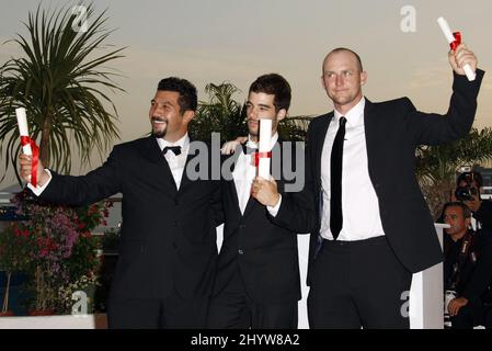 Die Regisseure Louis Sutherland (L) und Mark Albiston (R) mit ihrem Special Mention Award für „The Six Dollar Fifty man“ und der Regisseur Joao Salaviza mit seinem Palme d'Or Kurzfilmpreis für „Arena“, während sie an der Palme d'Or Award Ceremony Photocall im Palais des Festivals während der Jahresfeier 62. teilnehmen Filmfestspiele Von Cannes. Stockfoto