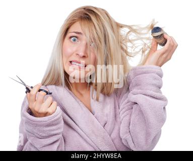 Es wird ein schlechter Haartag werden. Studioportrait einer jungen Frau, die einen Tag mit schlechten Haaren hat. Stockfoto