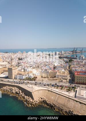 Drone Panoramablick auf Cadz City. Blick auf den südlichen Teil der Stadt. Im Hintergrund der Handelshafen. Costa de Luz - Spanien Stockfoto