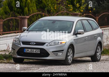 Side; Türkei – 20 2022. Februar: Der Silver Ford Mondeo parkt an einem Sommertag auf der Straße Stockfoto