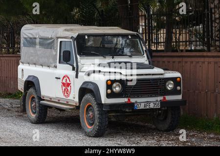 Side, Türkei - 20. Februar 2022: White Land Rover Defender parkte an einem warmen Tag auf der Straße Stockfoto