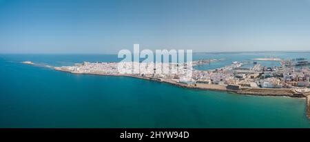 Drone Panoramablick auf Cadz City. Blick auf den südlichen Teil der Stadt. Im Hintergrund der Handelshafen. Costa de Luz - Spanien Stockfoto