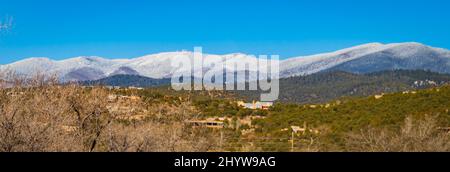 Schneebedeckte Berge des Sangre de Cristo oberhalb von Santa Fe, New Mexico Stockfoto