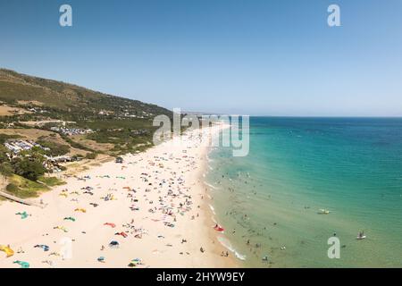 Drohnenperspektive auf den wilden Strand in Tarifa, südlich von Spanien. Kitesurfen und Windsurfen Schulen. Golden Mile Beach. Südlicher Punkt von Europ Stockfoto