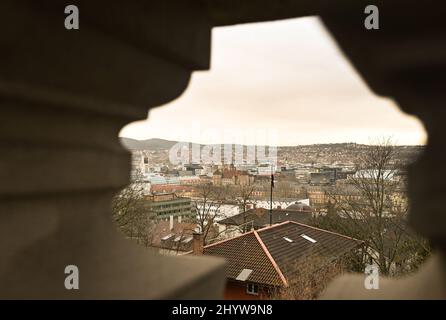 Stuttgart, Deutschland. 15. März 2022. Wolken, die leicht gelb gefärbt sind, bringen Sahara-Staub mit sich, fotografiert durch eine Wand an einem Aussichtspunkt über der Innenstadt. Quelle: Bernd Weißbrod/dpa/Alamy Live News Stockfoto