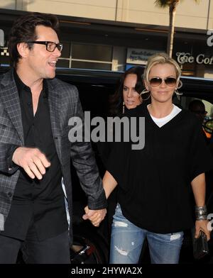 Jim Carrey und Jenny McCarthy bei der Premiere von „The Hangover“ im Graumans Chinese Theatre, Hollywood, USA. Stockfoto