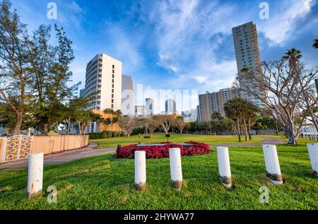 Brickell Key Park und Gebäude an einem schönen Morgen, Miami - FL. Stockfoto