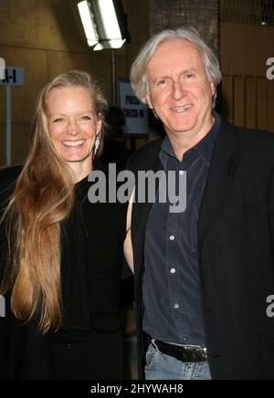 Suzy Amis und James Cameron bei der Premiere von „The Hurt locker“ im Egyptian Theatre, Los Angeles. Stockfoto