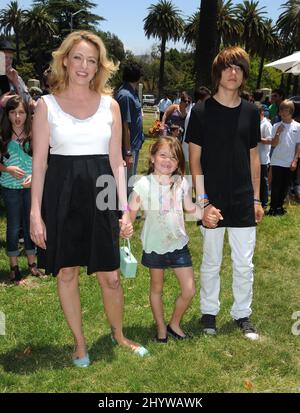 Virginia Madsen, Stieftochter Mina Sabato und Sohn Jack Sabato beim jährlichen „A Time for Heroes“ Celebrity Carnival der Elizabeth Glaser Pediatric AIDS Foundation 20. im Wadsworth Theatre, Kalifornien. Stockfoto