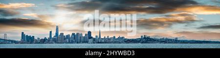 San Francisco, Kalifornien. Panoramablick auf die Skyline der Innenstadt bei Sonnenuntergang. Stockfoto