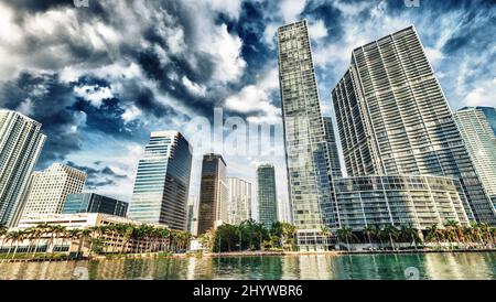 Skyline von Downtown Miami Brickell Key an einem schönen sonnigen Tag, Florida. Stockfoto