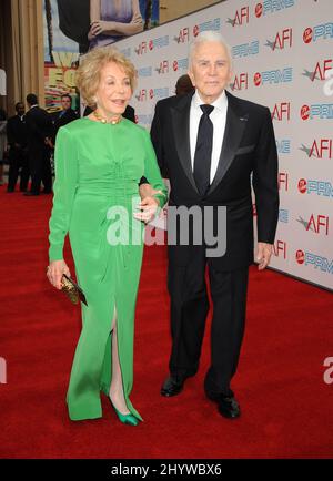 Anne Douglas und Kirk Douglas beim Michael Douglas wurden mit dem AFI Lifetime Achievement Award geehrt, der von TV Land in den Sony Pictures Studios in Culver City, Kalifornien, verliehen wurde. Stockfoto