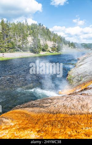 Firehole River in Yellowstone. Wasserfälle von heißem Wasser. Stockfoto