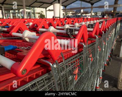 Einkaufswagen im Laden, in einer Reihe auf dem Parkplatz montiert Stockfoto