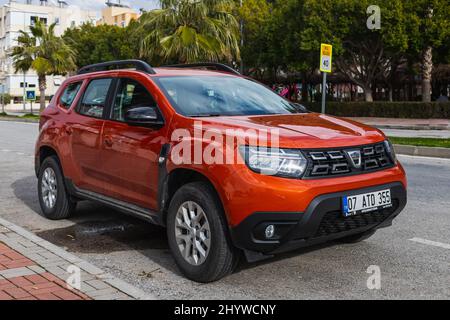 Side, Türkei - 20. Februar 2022: Orange Renault Duster wird an einem warmen Tag auf der Straße geparkt Stockfoto