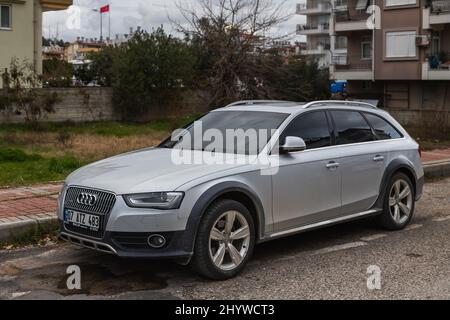 Side; Türkei – Februar 01 2022: Silberner Audi A4 Allroad wird an einem warmen Tag vor dem Hintergrund des Parks auf der Straße geparkt Stockfoto